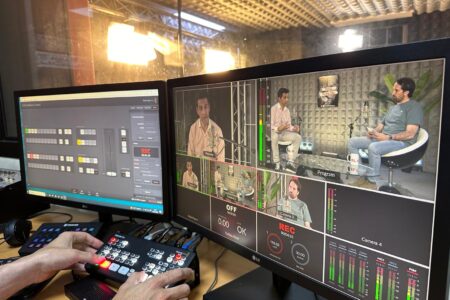 Equipo de producción de podcast trabajando en la edición de audio