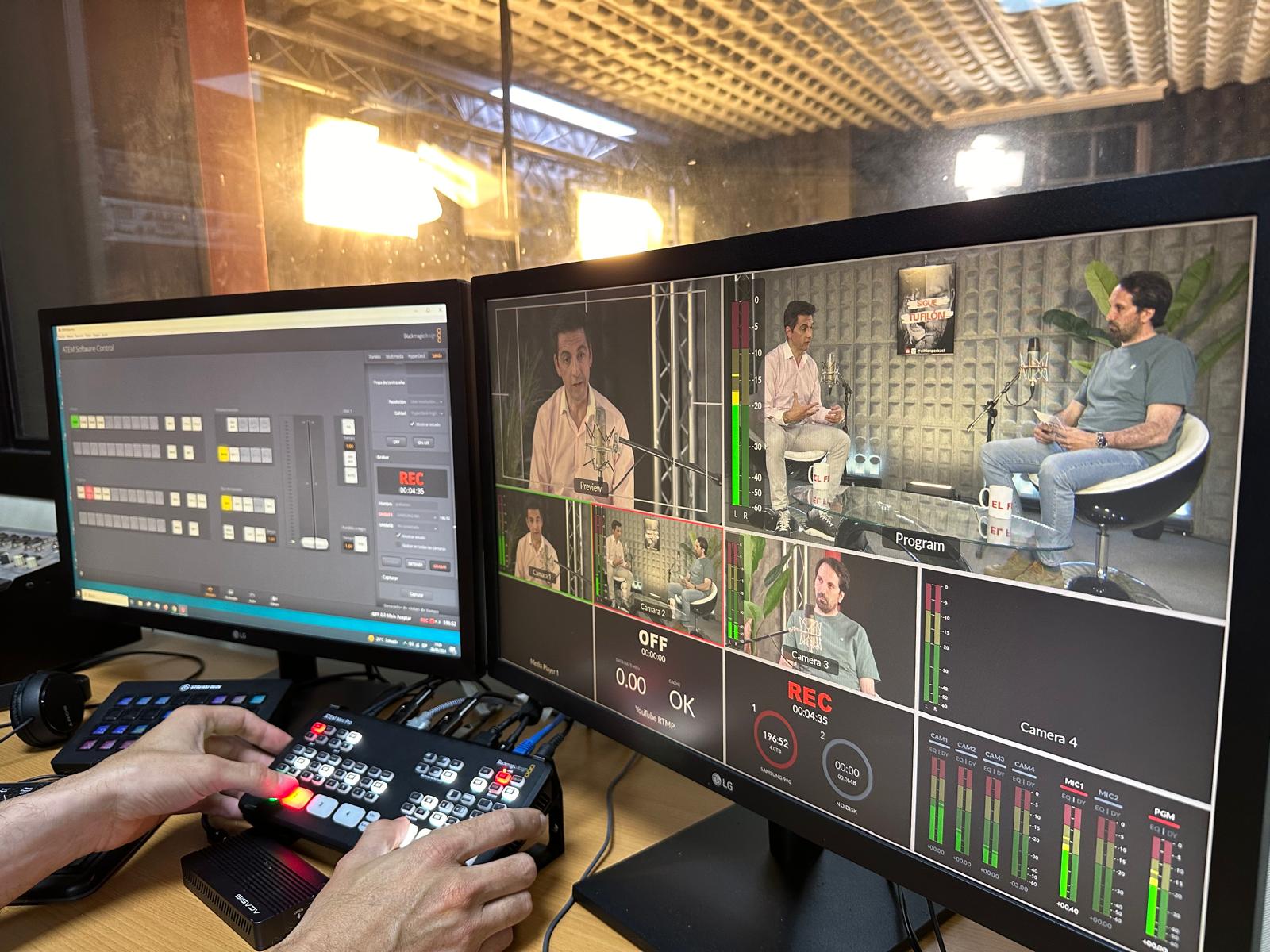 Equipo de producción de podcast trabajando en la edición de audio